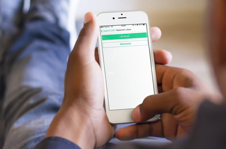 Nutzer bedient Nabobil Carsharing Plattform über die App