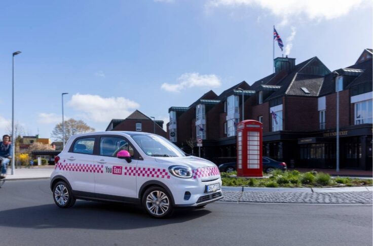 Ein Auto vom Carsharing-Anbieter YouTaxi im ländlichen Raum
