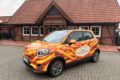 Ein Auto vom Carsharing-Anbieter YouTaxi im ländlichen Raum