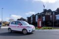 Ein Auto vom Carsharing-Anbieter YouTaxi im ländlichen Raum
